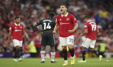  Pemain Manchester United Diogo Dalot merayakan kemenangan mereka dalam pertandingan sepak bola Liga Inggris antara Manchester United dan Arsenal di stadion Old Trafford, di Manchester, Inggris, Ahad (4/9/2022).