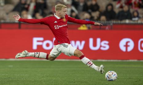 Gelandang Manchester United Donny van de Beek menendang bola saat pertandingan sepak bola antara Manchester United dan Melbourne Victory di Melbourne Cricket Ground, Australia, Jumat, 15 Juli 2022.