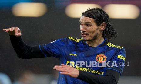  Pemain Manchester United Edinson Cavani memberi isyarat saat pertandingan sepak bola Liga Inggris antara Burnley dan Manchester United di Turf Moor, di Burnley, Inggris, Rabu (9/2/2022) dini hari WIB.