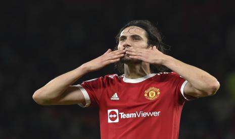 Pemain Manchester United Edinson Cavani menyemangati pendukungnya di akhir pertandingan sepak bola Liga Primer Inggris antara Manchester United dan Burnley di Old Trafford, Manchester, Inggris, Kamis, 30 Desember 2021. Pelatih sementara Manchester United Ralf Rangnick meminta agar Cavani bertahan di Old Trafford hingga akhir musim.