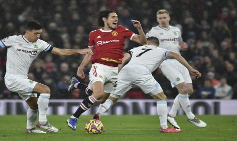 Pemain Manchester United Edinson Cavani, tengah, beraksi selama pertandingan sepak bola Liga Premier Inggris antara Manchester United dan Burnley di Old Trafford di Manchester, Inggris, Kamis, 30 Desember 2021.