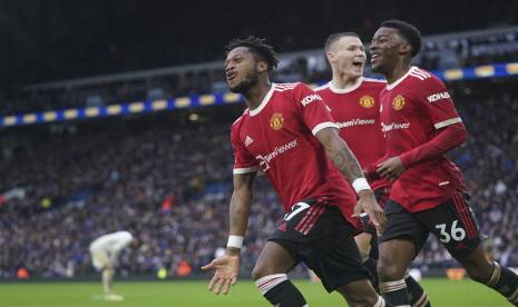 Pemain Manchester United Fred (kiri) merayakan setelah mencetak gol ketiga timnya selama pertandingan sepak bola Liga Premier Inggris antara Leeds United dan Manchester United, di Stadion Elland Road di Leeds, Inggris, Ahad (20/2/2022).. 