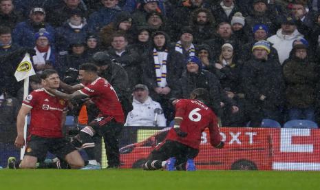 Kapten Manchester United Harry Maguire (kiri) merayakan dengan rekan setimnya setelah mencetak gol pembuka timnya selama pertandingan sepak bola Liga Premier Inggris antara Leeds United dan Manchester United, di Stadion Elland Road di Leeds, Inggris, Ahad (20/2/2022)