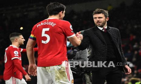  Pemain Manchester United (MU) Harry Maguire (kiri) merayakan dengan pelatih Michael Carrick (kanan) setelah pertandingan sepak bola Liga Primer Inggris antara Manchester United dan Arsenal FC di Manchester, Inggris, Jumat (3/12) pagi WIB. Ini laga terakhir Carrick sebagai pelatih sementara MU.