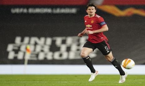 Pemain Manchester United Harry Maguire mengontrol bola saat semifinal Liga Europa, pertandingan sepak bola leg pertama antara Manchester United dan Roma di Old Trafford di Manchester, Inggris, Kamis, 29 April 2021. Maguire adalah salah satu pemain tersibuk di dunia.