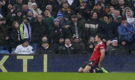 Pemain Manchester United Harry Maguire merayakan setelah mencetak gol pembuka timnya selama pertandingan sepak bola Liga Inggris antara Leeds United dan Manchester United, di Stadion Elland Road di Leeds, Inggris, Ahad, 20 Februari 2022. 