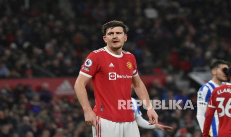 Bek Manchester United Harry Maguire. Barcelona dikabarkan meminta Manchester United memasukkan Harry Maguire dalam proses negosiasi Frenkie de Jong. 