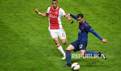 Pemain Ajax Amsterdam Hakim Ziyech (kiri) 