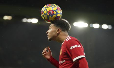 Pemain Manchester United Jadon Sancho bersiap untuk mengambil tendangan sudut selama pertandingan sepak bola Liga Premier Inggris antara Manchester United dan Arsenal di stadion Old Trafford di Manchester, Inggris, Kamis, 2 Desember 2021.