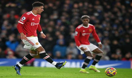 Pemain Manchester United Jadon Sancho (kiri) mencetak keunggulan 1-0 selama pertandingan sepak bola Liga Premier Inggris antara Chelsea FC dan Manchester United di London, Inggris, 28 November 2021.