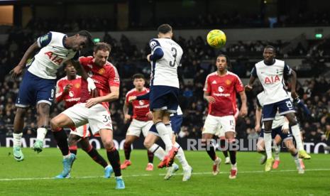 Pemain Manchester United Jonny Evans (kedua dari kiri) mencetak gol ketiga timnya dalam pertandingan perempat final Piala Liga Inggris (Piala Carabao) melawan Tottenham Hotspur di Stadion Tottenham Hotspur, London, Jumat (20/12/2024) dini hari WIB.