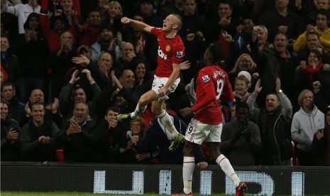 Pemain Manchester United (kiri), Tom Cleverley, melakukan selebrasi usai mencetak gol saat menghadapi Newcastle United di Stadion Old Trafford, Manchester, Rabu (26/9). 