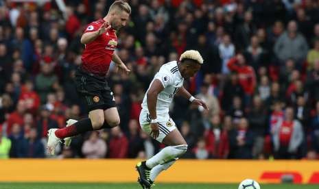 Pemain Manchester United Luke Shaw (kiri) berebut bola dengan Adama Traore dari Wolverhampton Wanderers pada lanjutan Liga Primer 2018/2019 di Stadion Old Trafford, Sabtu (22/9).