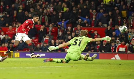 Pemain Manchester United Marcus Rashford (kiri) mencetak gol ketiga timnya melewati kiper Charlton Ashley Maynard-Brewer pada pertandingan sepak bola perempat final Piala Liga Inggris antara Manchester United dan Charlton Athletic di Old Trafford di Manchester, Inggris, Rabu (11/1/2023) dini hari WIB. Rasfhord akan jadi andalan saat MU menjamu City malam ini. 