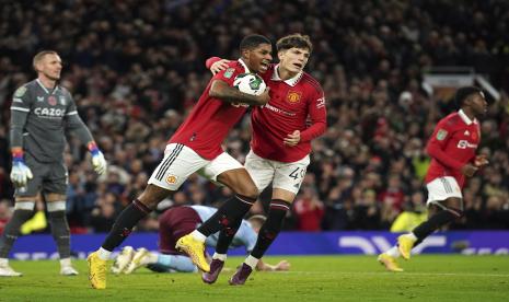 Pemain Manchester United Marcus Rashford, kiri, merayakan dengan pemain Manchester United Alejandro Garnacho setelah mencetak gol kedua timnya selama pertandingan sepak bola putaran ketiga Piala Liga Inggris antara Manchester United dan Aston Villa di Manchester, Inggris, Jumat (11/11/2022). 