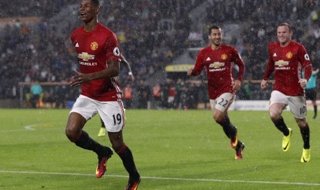 Pemain Manchester United Marcus Rashford melakukan selebrasi usai mencetak gol ke gawang Hull City