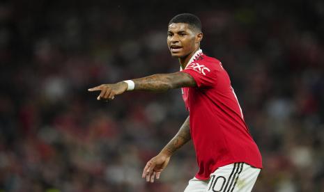 Pemain Manchester United Marcus Rashford memberi isyarat selama pertandingan sepak bola grup E Liga Europa antara Manchester United dan Sheriff di Old Trafford di Manchester, Inggris, Kamis 27 Oktober 2022. 