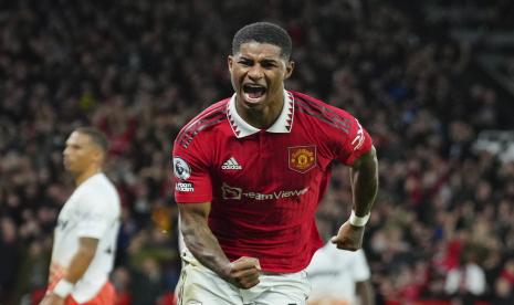 Pemain Manchester United Marcus Rashford merayakan setelah mencetak gol pembuka timnya.