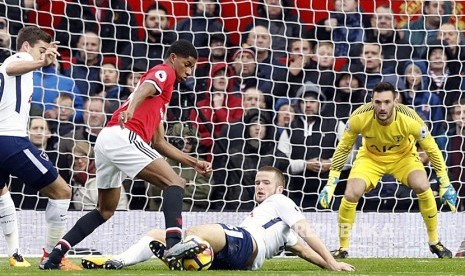 Pemain Manchester United Marcus Rashford,(tengah), diadang pemain Tottenham Hotspu Eric Dier, (kanan) pada pertandingan Liga Primer Inggris di Old Trafford, Sabtu (28/10).Marcus Rashford, centre, and Tottenham Hotspur's Eric Dier,