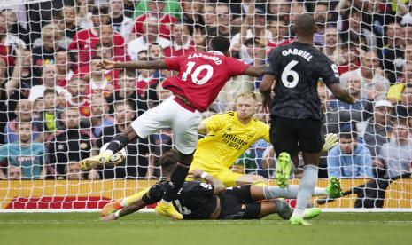 Pemain Manchester United Marcus Rashford, tengah, mencetak gol kedua timnya selama pertandingan sepak bola Liga Premier Inggris antara Manchester United dan Arsenal di stadion Old Trafford, di Manchester, Inggris, Ahad, 4 September 2022. 