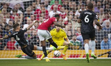  Pemain Manchester United Marcus Rashford (tengah) mencetak gol kedua timnya selama pertandingan sepak bola Liga Premier Inggris antara Manchester United dan Arsenal di stadion Old Trafford, di Manchester, Inggris, Ahad (4/9/2022).