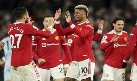 Pemain Manchester United Marcus Rashford, tengah, merayakan dengan rekan satu timnya setelah mencetak gol pertama timnya selama pertandingan sepak bola Liga Premier Inggris antara Manchester United dan West Ham di stadion Old Trafford di Manchester, Inggris, Sabtu, 22 Januari 2022.