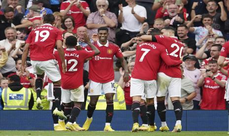 Pemain Manchester United Marcus Rashford, tengah, merayakan setelah mencetak gol kedua timnya selama pertandingan sepak bola Liga Premier Inggris antara Manchester United dan Arsenal di stadion Old Trafford, di Manchester, Inggris, Ahad, 4 September 2022. 