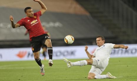 Pemain Manchester United Mason Greenwood berebut bola dengan pemain Copenhagen Andreas Bjelland dalam Perempat Final Liga Europa UEFA di Cologne, Jerman