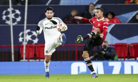 Pemain Manchester United, Mason Greenwood (kanan) berebut bola dengan pemain Young Boys Jordan Lefort (kiri) pada pertandingan terakhir Grup F Liga Champions di Stadion Old Trafford, Kamis (9/12) dini hari WIB.