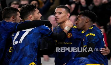  Pemain Manchester United Mason Greenwood, ke-3 dari kiri, diberi selamat oleh rekan satu timnya setelah mencetak gol kedua timnya saat pertandingan sepak bola Liga Inggris antara Brentford dan Manchester United di Brentford Community Stadium di London,  Kamis (20/1/2022) dini hari WIB.