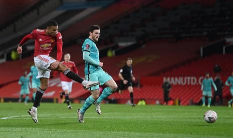 Pemain Manchester United Mason Greenwood (kiri) menyamakan kedudukan 1-1 saat melawan Liverpool dalam putaran keempat Piala FA di Old Trafford, Senin (25/1) dini hari WIB.