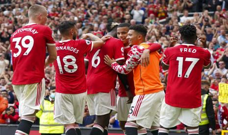 Pemain Manchester United melakukan selebrasi usai Fred (kanan) mencetak gol dan membawa timnya unggul 5-1 atas Leeds United di laga Liga Primer Inggris di Stadion Old Trafford, Manchester, Sabtu (14/8).