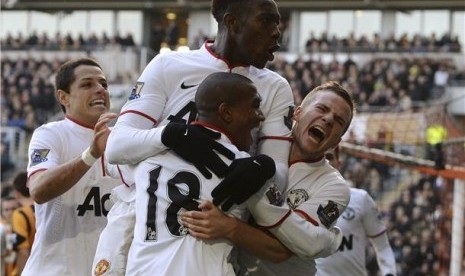 Pemain Manchester United melakukan selebrasi usai pemain Hull City, James Chester (tidak terlihat), melakukan gol bunuh diri dalam laga Liga Primer Inggris di Stadion KC, Hull, Kamis (26/12). 