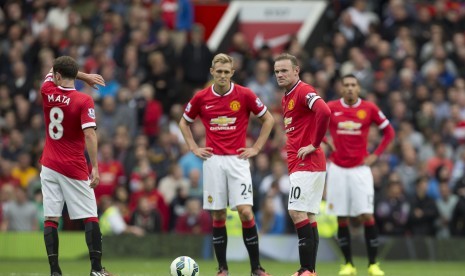 Pemain Manchester United menunggu dimulainya kembali permainan saat melawan Swansea City pada laga perdana Liga Primer