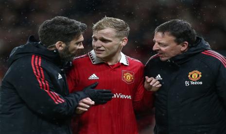 Pemain Manchester United (MU) Donny van de Beek (tengah) menangis kesakitan setelah ditekel pemain Bournemouth di Old Trafford, Rabu (4/1/2022).