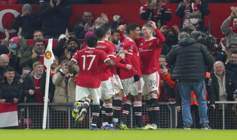 Pemain Manchester United (MU) Scott Mc Tominay (kanan) merayakan golnya ke gawang Aston Villa dalam pertandingan Piala FA di Stadion Old Trafford, Manchester, Selasa (11/1) dini hari WIB.