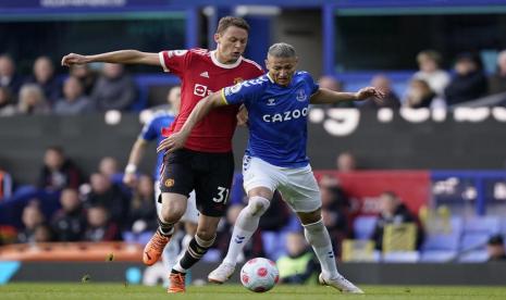 Pemain Manchester United Nemanja Matic berebut bola dengan Richarlison dari Everton dalam lanjutan  lanjutan Liga Primer Inggris 2021/2022 di Stadion Goodison Park, Sabtu (9/4) malam WIB. Everton untuk sementara unggul 1-0 atas tamunya Manchester United (MU)