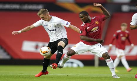 Pemain Manchester United (MU), Odion Ighalo (kanan), berebut bola dengan pemain LASK Linz dalam leg kedua babak 16 besar Liga Europa di Stadion Old Trafford, Manchester, Rabu (5/8). MU akan berlaga di perempat final Liga Europa melawan Copenhagen.