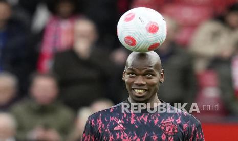 Pemain Manchester United Paul Pogba beraksi saat pemanasan jelang pertandingan sepak bola Liga Inggris antara Manchester United dan Tottenham Hotspur di Manchester, Inggris,Ahad (13/3) dini hari WIB. 