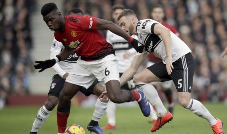 Pemain Manchester United, Paul Pogba (kiri), berebut bola dengan pemain Fulham, Calum Chambers, dalam laga Liga Inggris di stadion Craven Cottage, London, Sabtu.