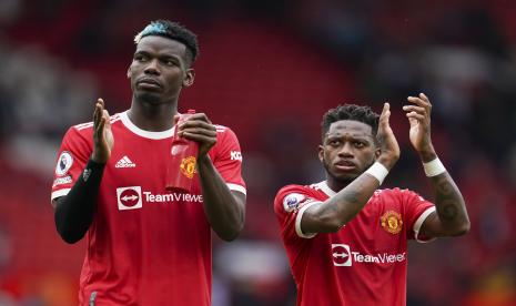 Pemain Manchester United Paul Pogba, kiri, dan rekan setimnya Fred memberi isyarat kepada penonton setelah pertandingan sepak bola Liga Premier Inggris antara Manchester United dan Leeds United di Old Trafford di Manchester, Inggris, Sabtu, 14 Agustus 2021. 