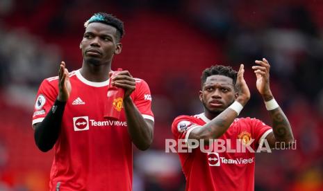  Pemain Manchester United Paul Pogba (kiri) dan rekan setimnya Fred memberi isyarat kepada penonton setelah pertandingan sepak bola Liga Primer Inggris antara Manchester United dan Leeds United di Old Trafford, Kota Manchester, Inggris, Sabtu, 14 Agustus 2021. 