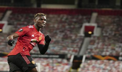 Pemain Manchester United Paul Pogba melakukan selebrasi setelah mencetak gol kelima timnya selama semifinal Liga Europa, pertandingan sepak bola leg pertama antara Manchester United dan Roma di Old Trafford di Manchester, Inggris, Kamis, 29 April 2021.