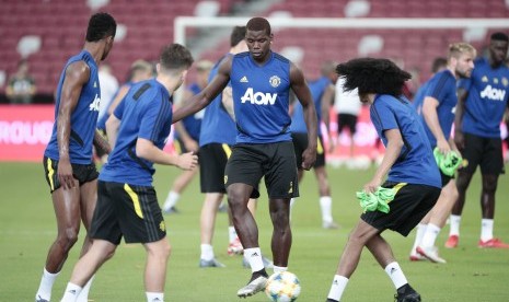 Pemain Manchester United, Paul Pogba (tengah), bersama rekannya menggelar sesi latihan jelang pertemuan lawan Inter Milan di ajang International Champions Cup (ICC) 2019 di Stadion Nasional, Singapura, pada 19 Juli 2019. 