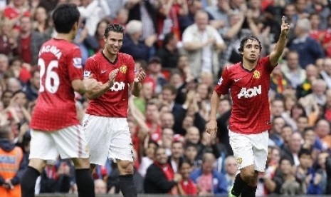 Pemain Manchester United Rafael (kanan), Shinji Kagawa (kiri), dan Robin van Persie (tengah).