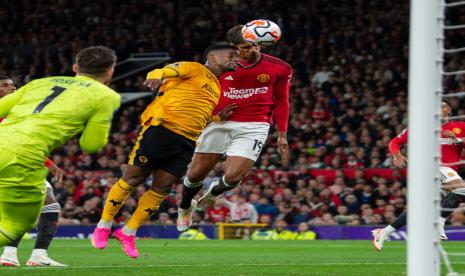 Pemain Manchester United Rapahel Varane (kanan) mencetak gol untuk timnya ke gawang Wolverhampton Wanderers (Wolves) dalam pertandingan Liga Primer Inggris 2023/2024 di Old Trafford, Selasa (15/8/2023) dini hari WIB. MU mengalahkan Wolves 1-0.