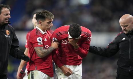 Pemain Manchester United Raphael Varane, kedua kanan dan tandemnya, Lisandro Martinez