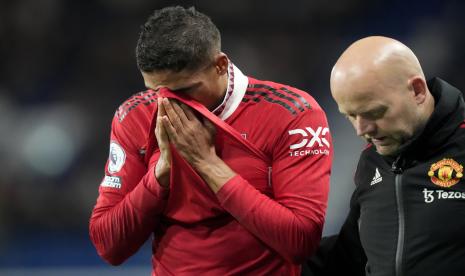 Pemain Manchester United Raphael Varane, kiri, bereaksi saat meninggalkan lapangan setelah cedera saat pertandingan sepak bola Liga Inggris antara Manchester United dan Chelsea di Stadion Stamford Bridge di London, Sabtu, 22 Oktober 2022. 