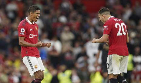  Pemain Manchester United Raphael Varane (kiri) dan pemain Manchester United Diogo Dalot merayakan akhir pertandingan sepak bola Liga Inggris antara Manchester United dan Arsenal di stadion Old Trafford, beberapa waktu lalu. 