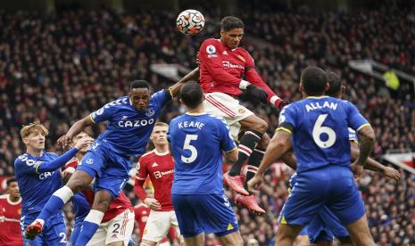 Pemain Manchester United Raphael Varane menyundul bola saat pertandingan sepak bola Liga Inggris antara Manchester United dan Everton, di Old Trafford, Manchester, Inggris, Sabtu, 2 Oktober 2021.